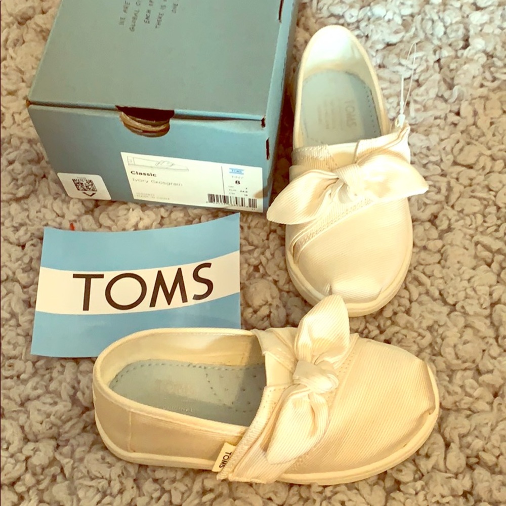 NWT ivory Classic Tiny Toms toddler girl size 8